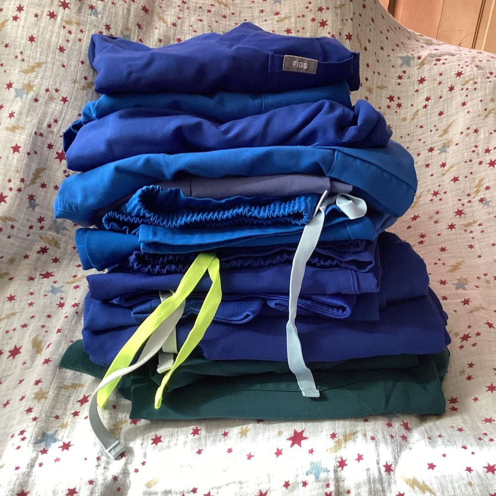 SO MANY BLUE FIG SCRUBS.💙 all medium petite